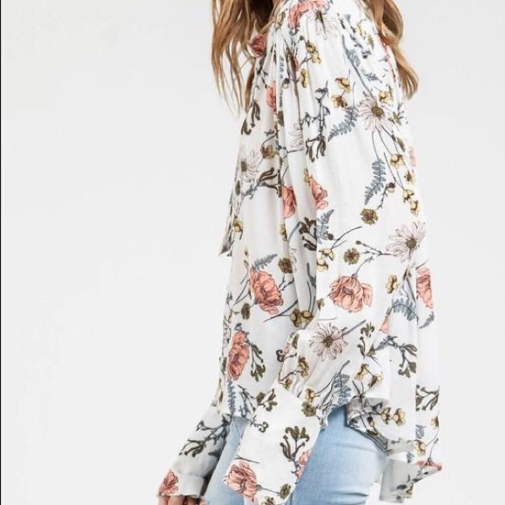 ✨ Lala Floral Top✨ - Picture 3 of 4